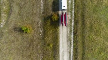 Kamp aracının kırsal kesimdeki manzaralı görüntüsü.