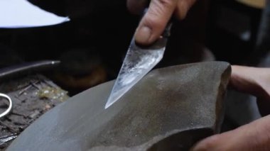 Bıçağı taşın üzerine bileyle, kunduracı çalışma süreci