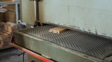  Makinede ahşap parçalar öğüten bir işçi.
