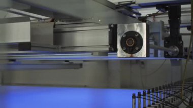 Otomatik Makine Örgü Fabrikası Videosunda Battaniye Üretiyor