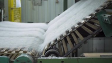 Tekstil Fabrikasında Makine Yapımı Battaniye Doldurucu