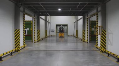 Forklift büyük depo dondurucularından geçiyor.