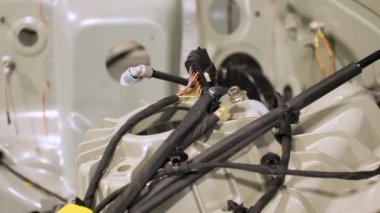 Yeni bir arabanın elektrik tesisatının bir parçası.