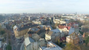 Soğuk güneşli bir sonbahar gününde, Lviv Ukrayna 'nın tarihi ve kültürel şehir merkezindeki yerleşim merkezinin havadan görünüşü
