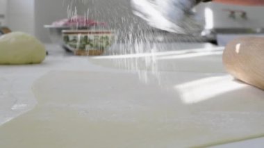 Ekmek ve ekmek hazırlamak için hamur işleriyle uğraşan fırıncı.