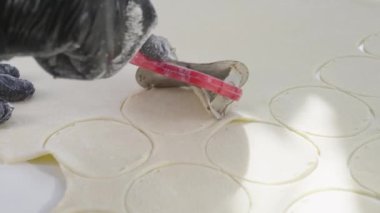 Yakından hazırlanmış ravioli, tipik bir İtalyan yemeği.