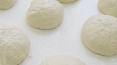 Depoda pizza hamuru var. Yakın plan.