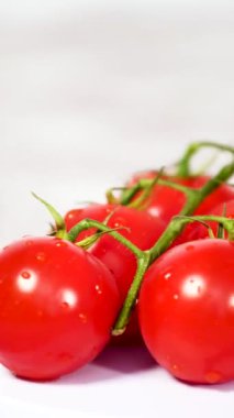 beyaz arkaplanda taze domatesler