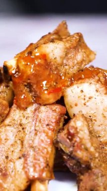 Barbekü pirzola tabağı, dikey video 4k.