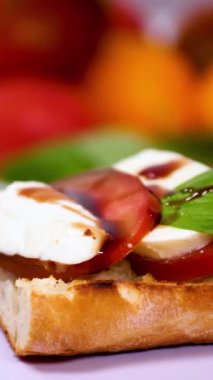 Taze Domates, Basil ve Mozzarella aperatifleri.
