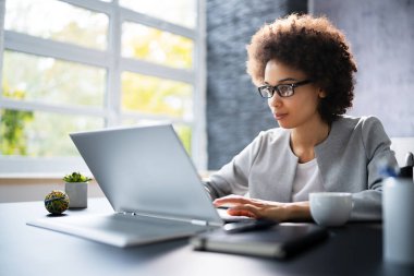 Uzaklık Eğitimi Webinar Sanal Konferans Çağrısı Kullanıyor