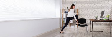 Ofisteki İşyerinde Yoga Egzersizi. Sağlık ve Spor
