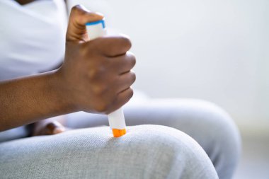 Otomatik Epinefrin Enjektörü. Hasta Bacak Enjeksiyonu Yapıyor