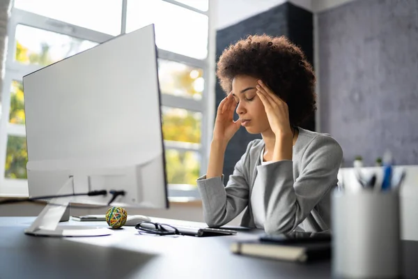 Estressado Doente Afro Americano Empregado Mulher Computador — Fotografia de Stock