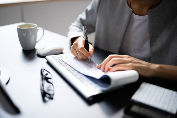 Африканская женщина подписывает чек или зарплату