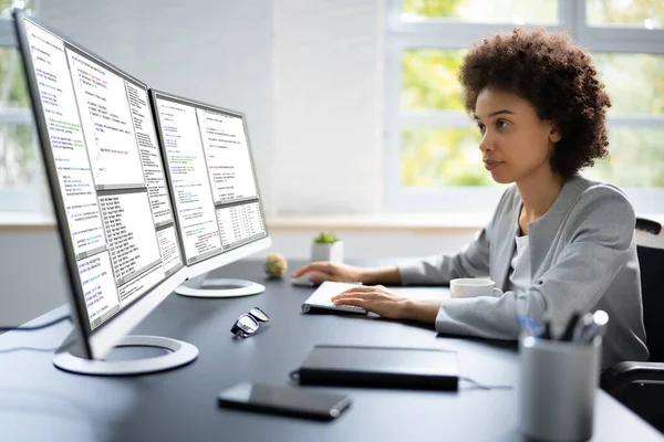 Afro Amerikaanse Vrouwenprogrammeur Meisje Codering Computer — Stockfoto