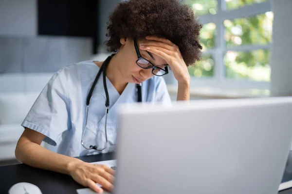 Απογοητευμένος Υπερφορτωμένος Γιατρός Στο Νοσοκομείο Κοιτάζοντας Τον Υπολογιστή — Φωτογραφία Αρχείου