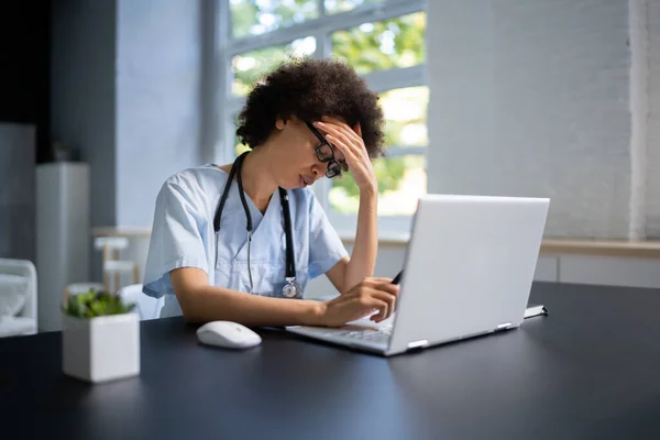 Θλιβερή Γυναίκα Άγχος Και Πόνος Κοιτάζοντας Τον Υπολογιστή — Φωτογραφία Αρχείου