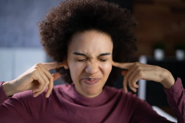 Δυνατός Θόρυβος Και Πόνος Στο Αυτί Της Γυναίκας — Φωτογραφία Αρχείου