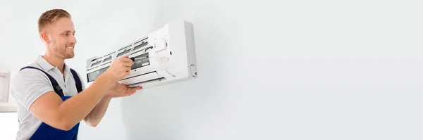 Underhåll Luftkonditionering Tekniker Som Reparerar Balsam — Stockfoto
