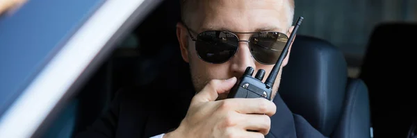 Detective Segurança Homem Carro Investigador Com Walkie Talkie — Fotografia de Stock