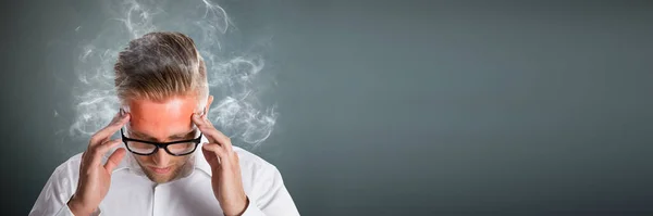 Öfkeli Adamı Stres Yönetimi Sigara Çen Sorunlu Şçi — Stok fotoğraf