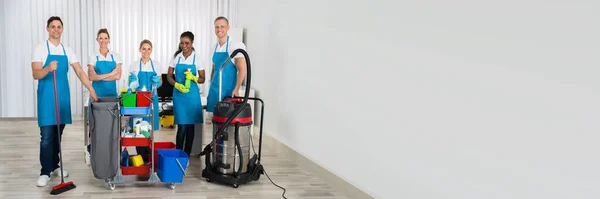 Glückliches Reinigungsteam Des Hausmeisters Cleaner Service Group — Stockfoto