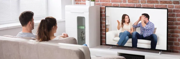 Een Paar Die Thuis Kijken Televisiescherm — Stockfoto