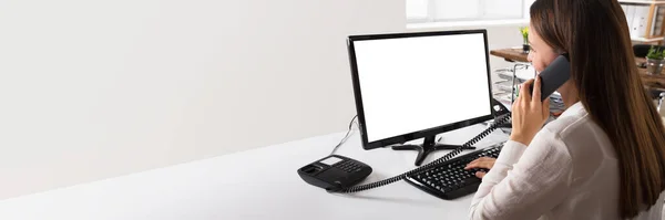 Munka Üres Számítógép Képernyőn Asztalnál — Stock Fotó