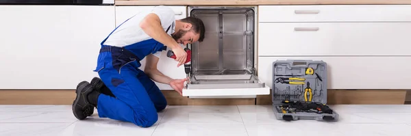 食器洗い機の修理 キッチンに洗濯機器具を設置 — ストック写真