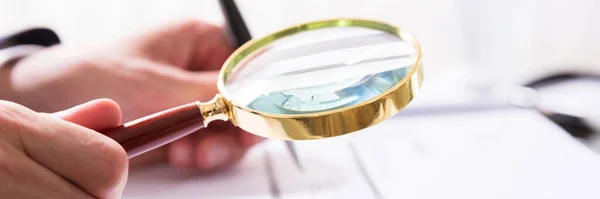Перевірка Корпоративного Шахрайства Допомогою Magnifying Glass Бізнес Витрати — стокове фото