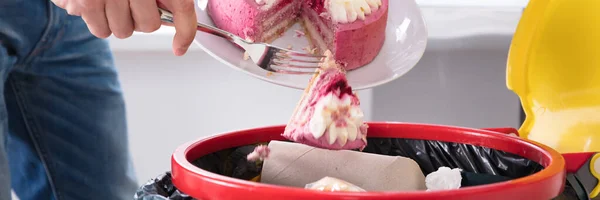 Jetez Nourriture Gâteau Loin Dans Poubelle — Photo