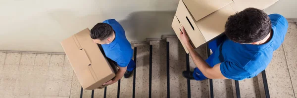 Équipe Déménageurs Portant Des Boîtes Dans Les Escaliers Service Livraison — Photo