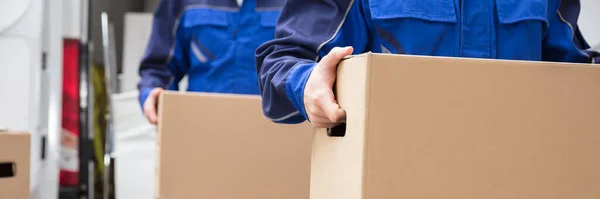Modrý Náklaďák Stěhováci Vykládají Krabice — Stock fotografie