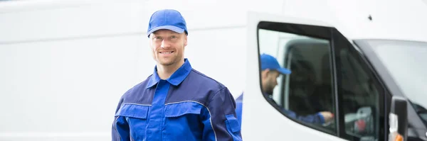 Happy Plumber Handyman Technician Cerca Van Car — Foto de Stock