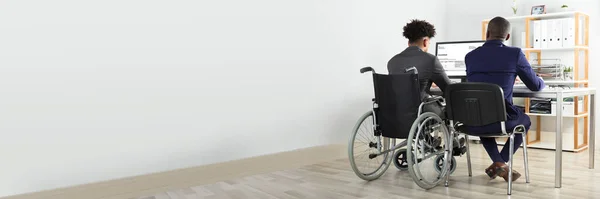 車いすの障害者がパソコンを使って仕事をする — ストック写真
