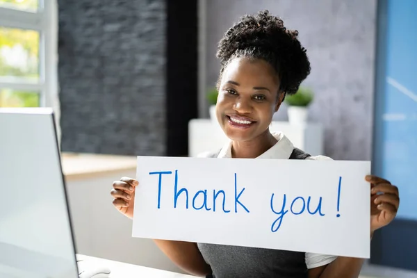 感謝企業の仕事感謝のサイン 感謝すべきビジネスウーマン — ストック写真