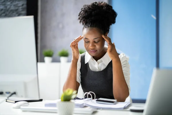 Stresset Syk Afroamerikansk Arbeidskvinne Ved Computer – stockfoto