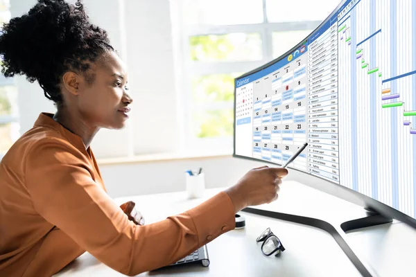 Kobieta Pracująca Nad Harmonogramem Kalendarza Komputerze — Zdjęcie stockowe