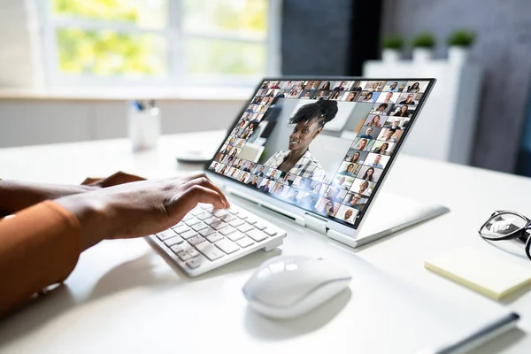 非洲妇女视频会议在电脑屏幕上的商业呼叫 — 图库照片