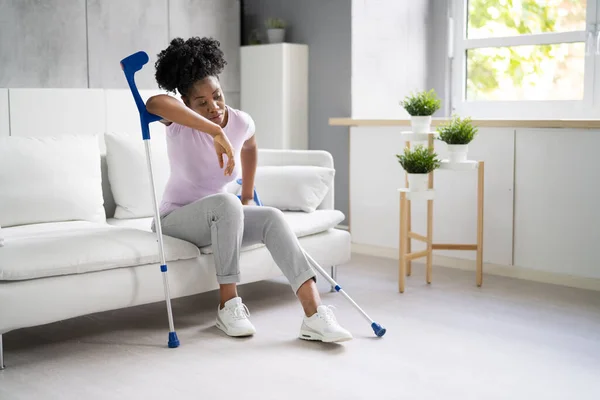 Gebrochenes Bein Bei Der Genesung Frau Auf Sofa Verletzt — Stockfoto