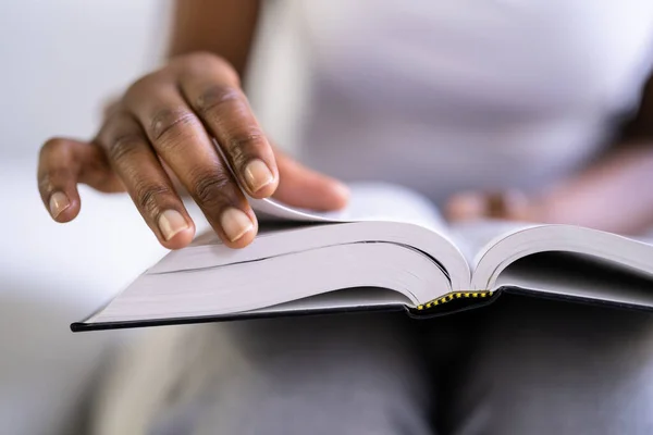 Amerikanisch Afrikanische Gebetsfrau Studiert Bibelbuch Händen — Stockfoto