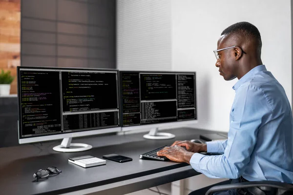 Afrika Kökenli Amerikalı Programcı Masadaki Bilgisayarı Kullanıyor Web Geliştirici — Stok fotoğraf