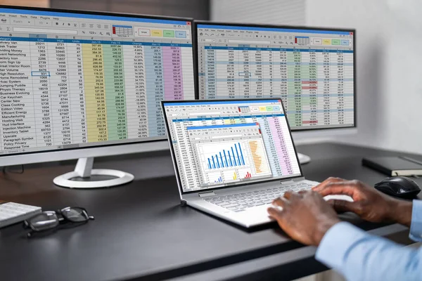 Mann Benutzt Finanztabellen Bericht Auf Laptop Bildschirm — Stockfoto