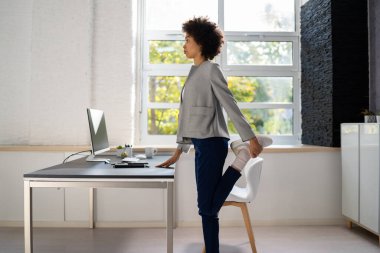 Ofiste Yoga Egzersizi İş Bilgisayarının Arkasında. Jimnastik ve Bacak Eğitimi