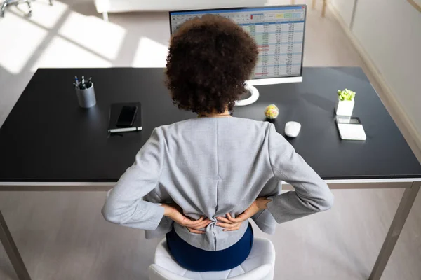 Rückenschmerzen Schlechte Körperhaltung Frau Sitzt Büro — Stockfoto