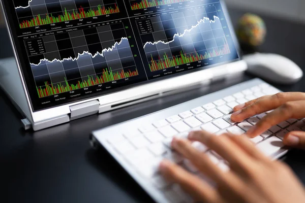 Stock Broker Exchange Trading App Auf Laptop — Stockfoto