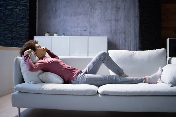 Wanita Pemalas Tidur Atas Sofa Atau Sofa — Stok Foto