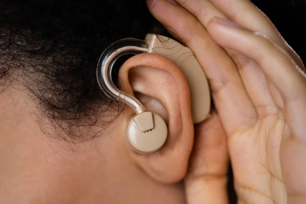 Mujer Tratando Escuchar Con Mano Sobre Oreja —  Fotos de Stock