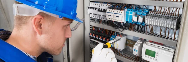 Elettricista Lavoratore Con Apparecchiature Elettriche Tester Elettricità Riparatore — Foto Stock
